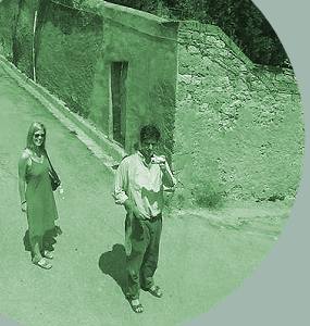 i-vol compatriots, Audrey and Kelly Holsten wandering Pienza, Italy - see full